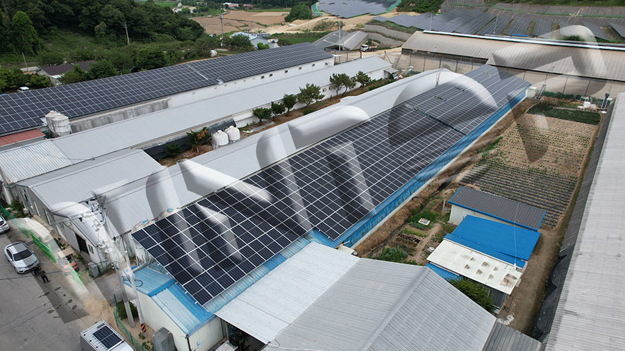 Montaje solar fotovoltaico en sistema de techo