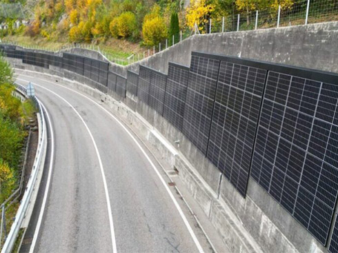 Un consorcio suizo instala un sistema fotovoltaico vertical de 325 kW en muros de contención
        