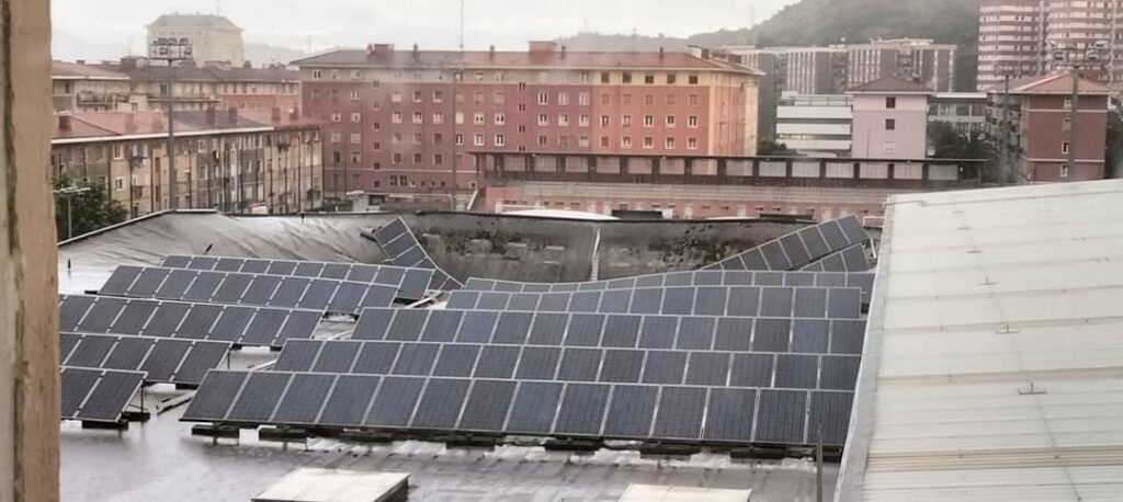 Se derrumba el sistema fotovoltaico del tejado de una instalación deportiva española