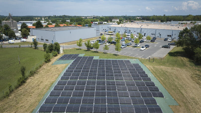 Desarrollador francés implementa una planta de energía solar móvil montada en tierra