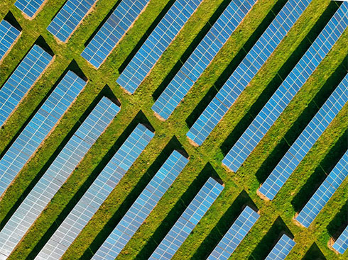 Las instalaciones e inversiones en sistemas solares y de almacenamiento en EE. UU. experimentarán un crecimiento sin precedentes
        