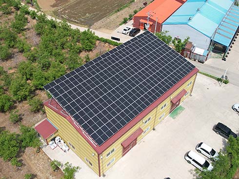 86,88 kw Colocación de paneles solares en un techo de metal en Asan, Corea
